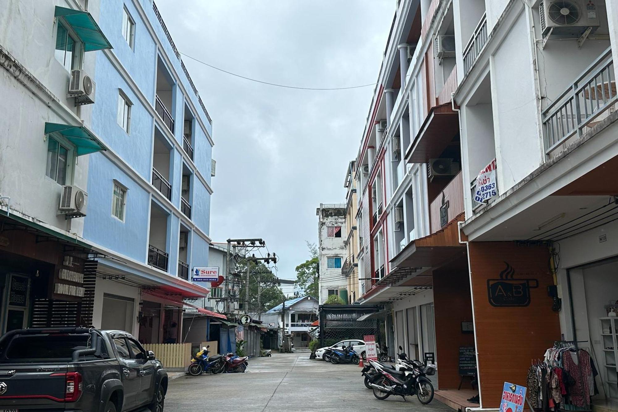 Sure Guesthouse Kamala Beach Buitenkant foto